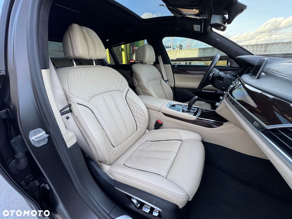 BMW Seria 7 M760Li xDrive - 22