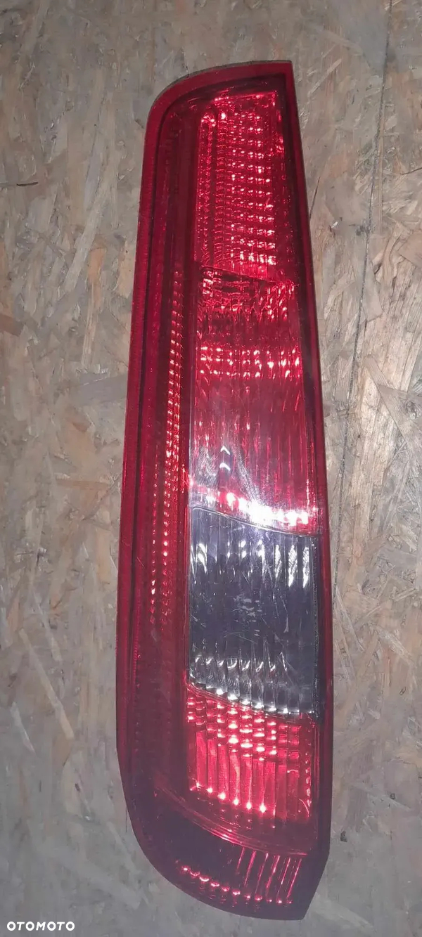 LAMPA LEWA TYLNA FORD FIESTA MK6 02-05 5D