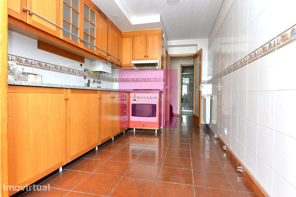 Apartamento T 2 c/ terraço, garagem fechada, aquecimento central - Grande imagem: 3/12