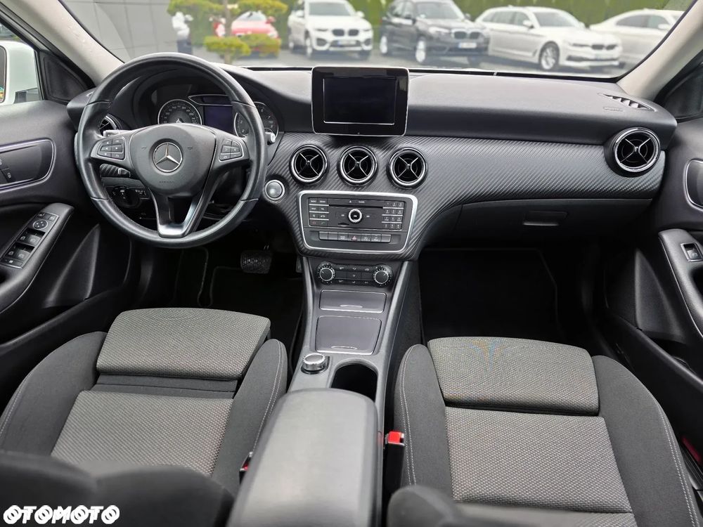 Mercedes-Benz GLA 180 7G-DCT Style - 28