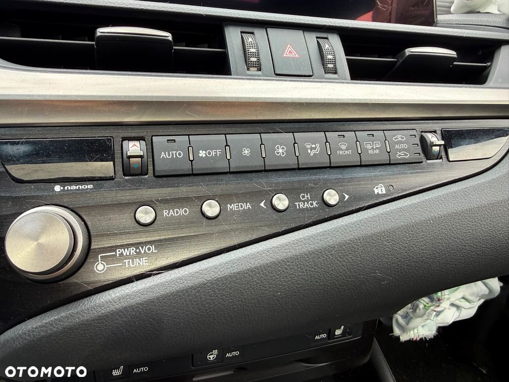 Lexus ES 300h F Sport Edition - 28