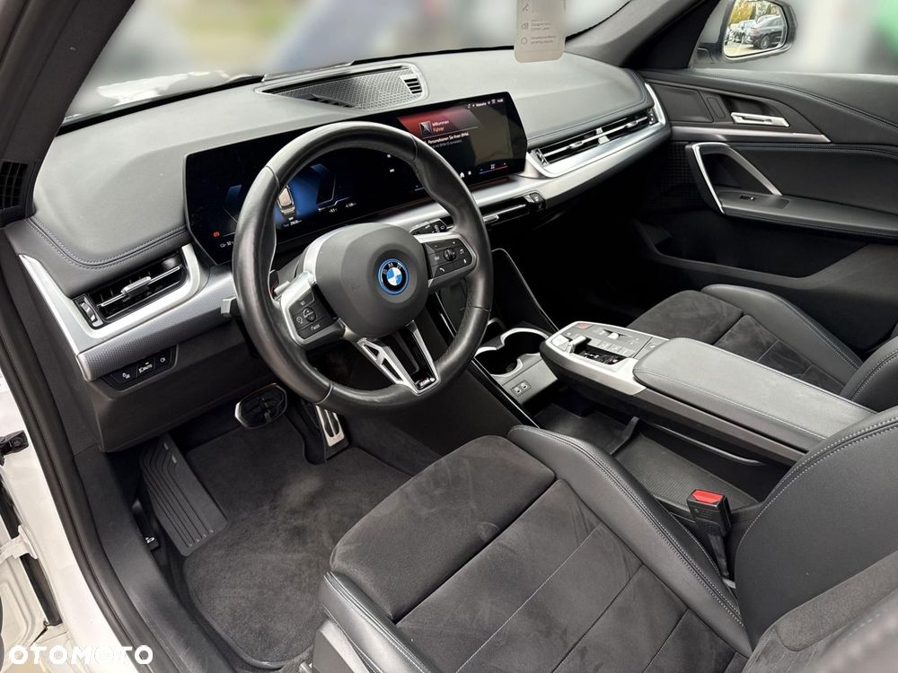 BMW iX1 eDrive20 66.5kWh M Sport - 11