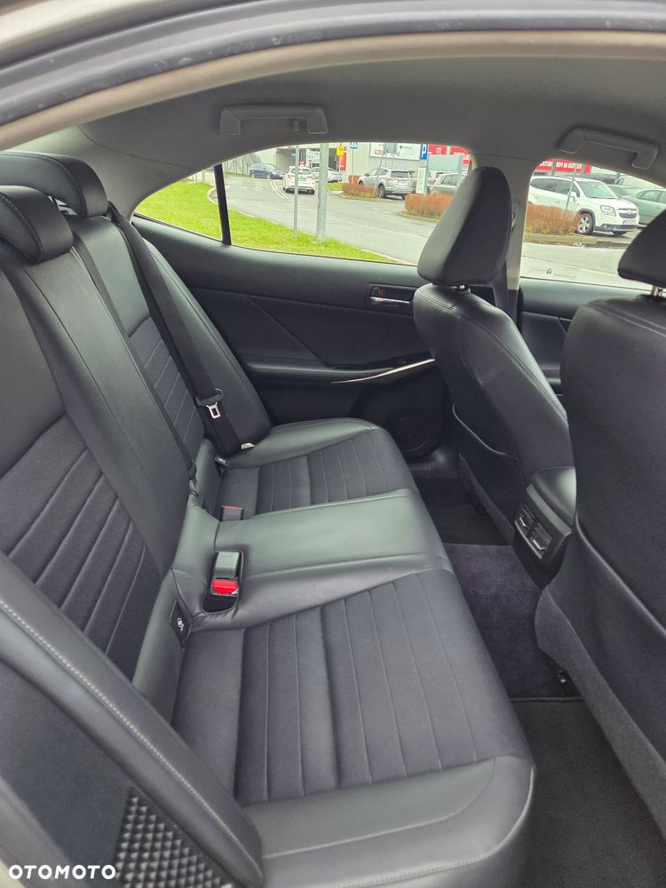 Lexus IS 300h Elite - 27