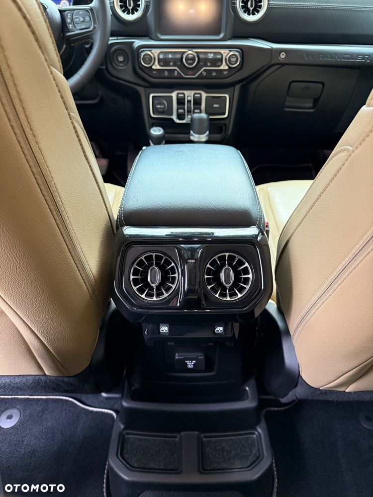 Jeep Wrangler 3.6 Unlim Sahara - 23