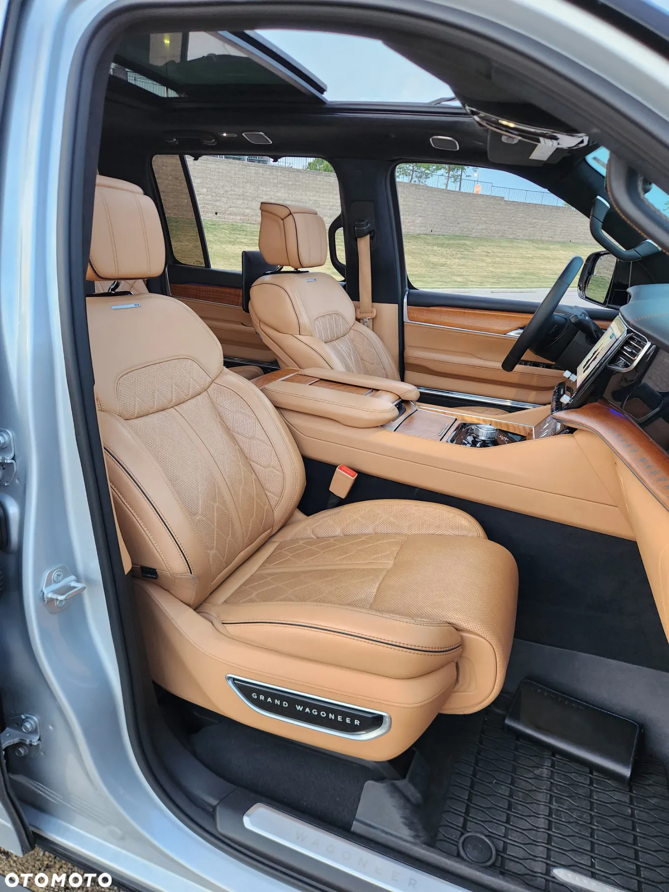 Jeep Grand Wagoneer - 20