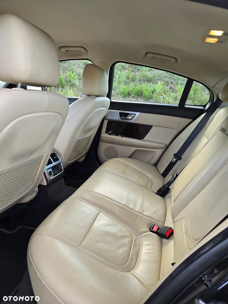 Jaguar XF 2.0 T Luxury - 8