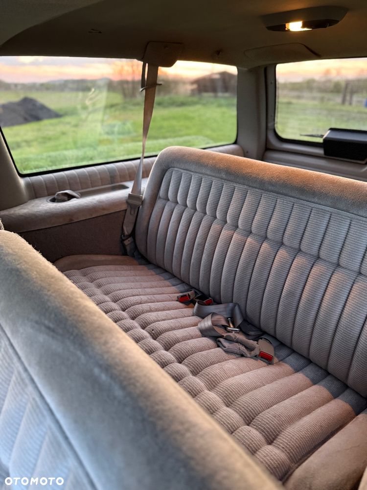 Chevrolet Suburban - 11