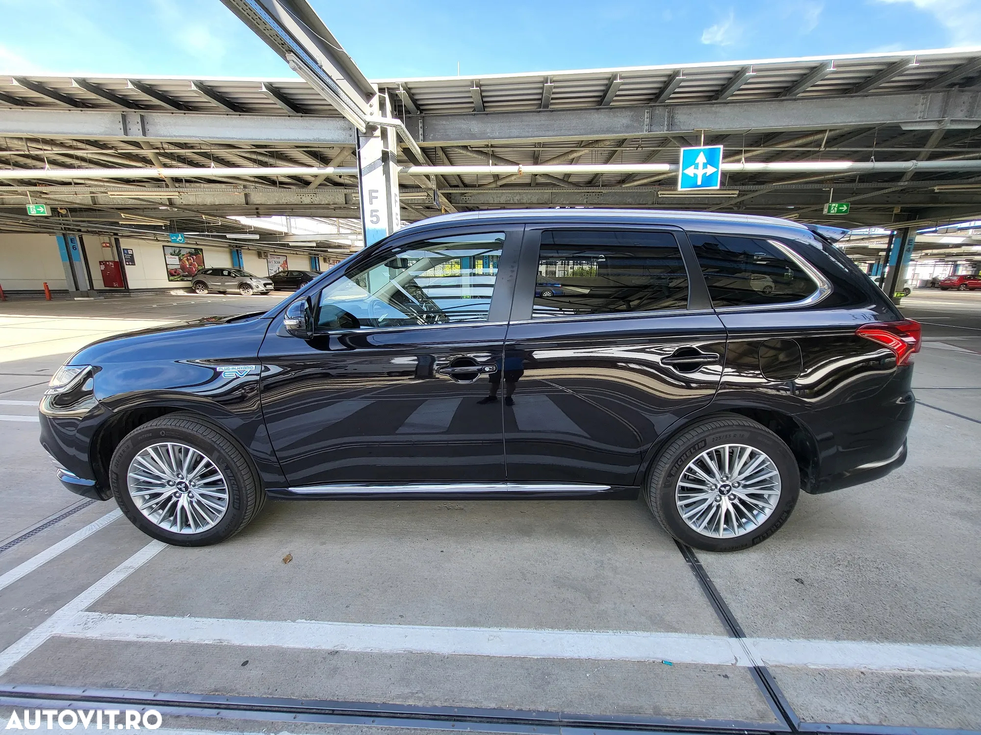 Mitsubishi Outlander 2.4 4WD Plug-In Hybrid - 4