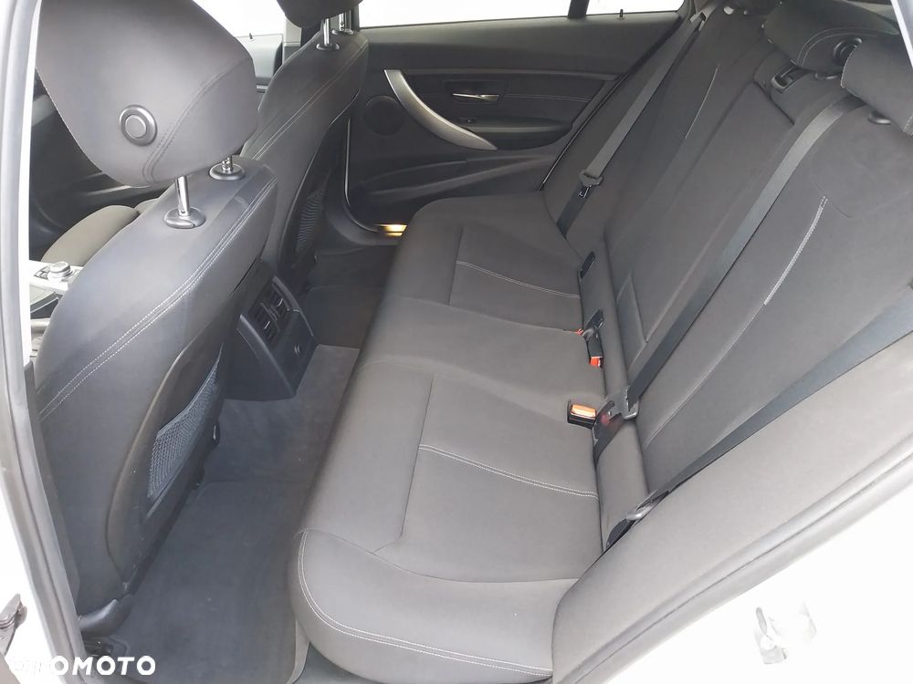 BMW Seria 3 318d Sport Line - 23