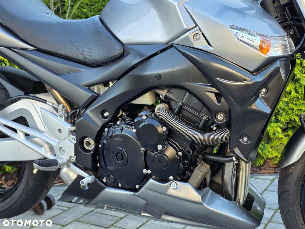 Suzuki GSR - 8