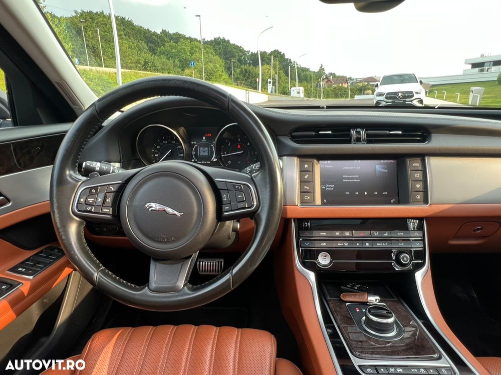 Jaguar XF 20d AWD Portfolio - 17