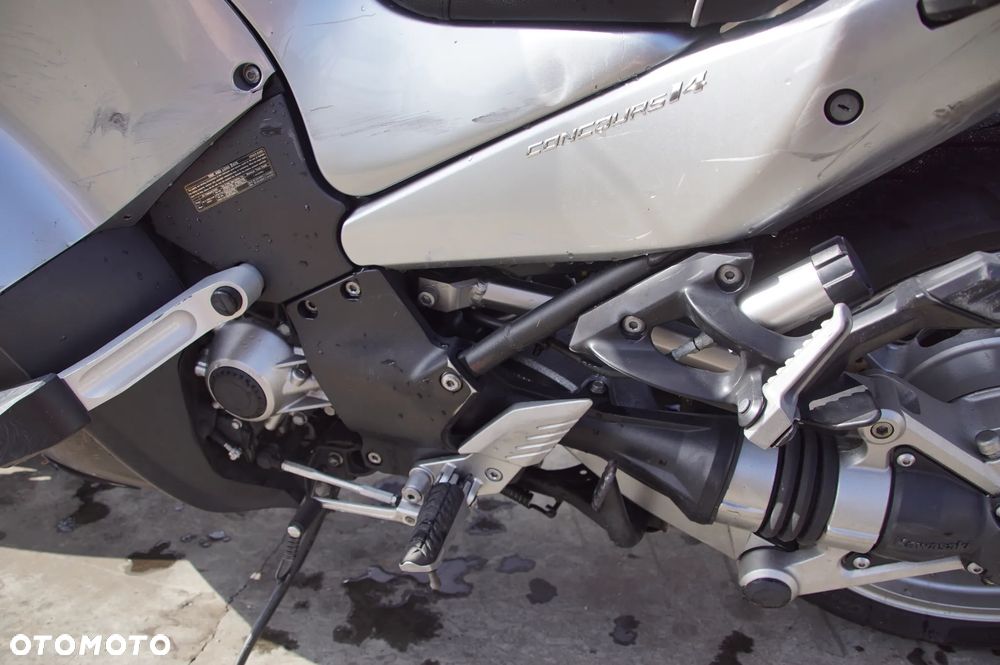 Motocykl na części - Kawasaki GTR 1400 1352 cm³ 155 KM 2011R Silnik Skrzynia Siedzenie Laga Koło Licznik Lampa Bagażnik Owiewka Manetka Amortyzator Sterownik Moduł - 9