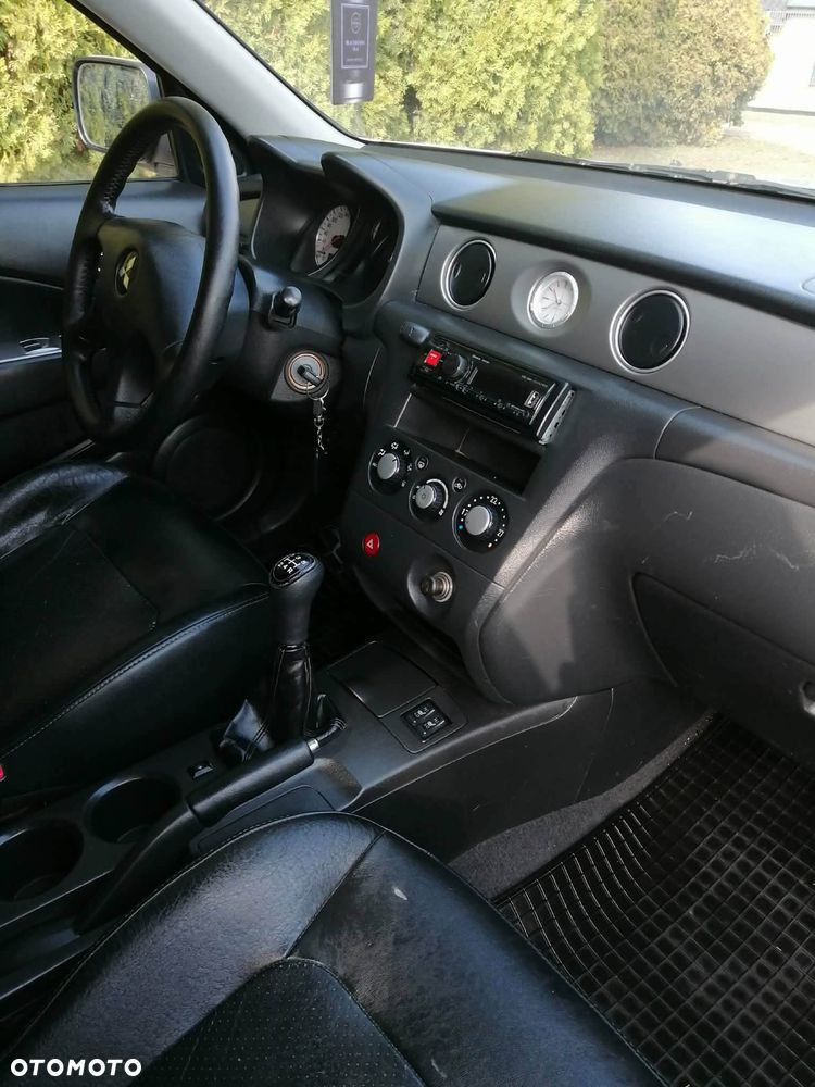 Mitsubishi Outlander - 9