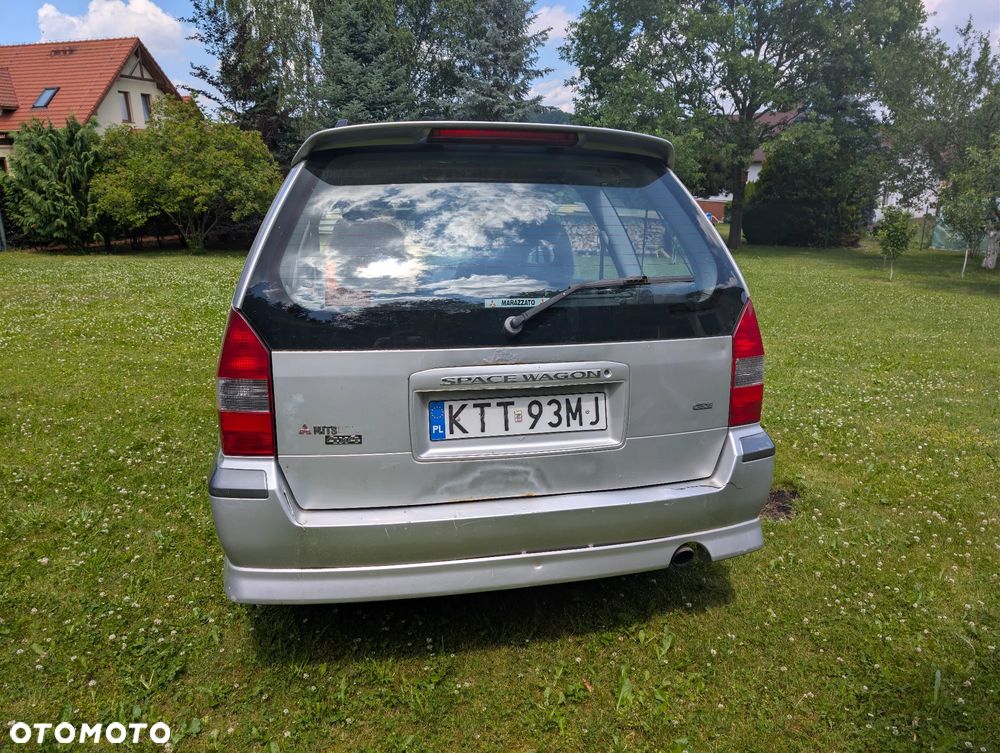 Mitsubishi Space Wagon - 5