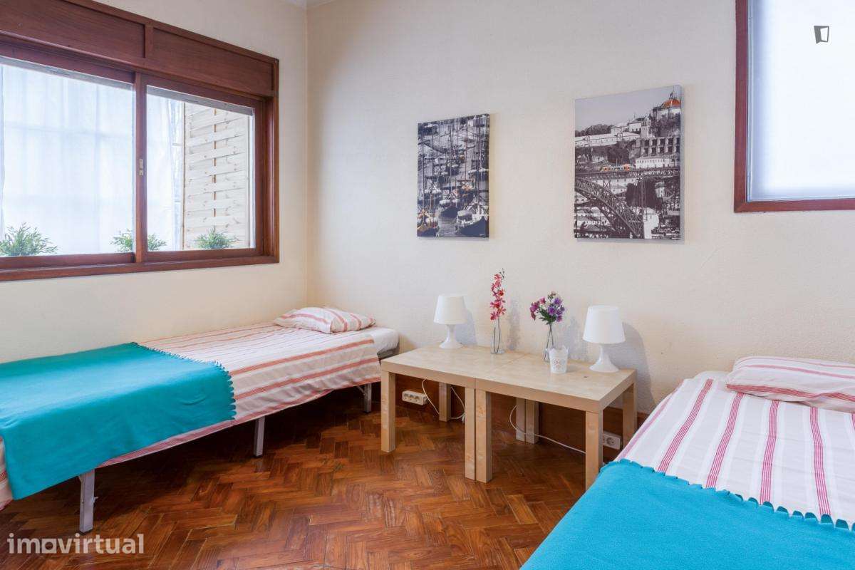 Quarto - localizado em Paranhos Porto - Grande imagem: 2/39