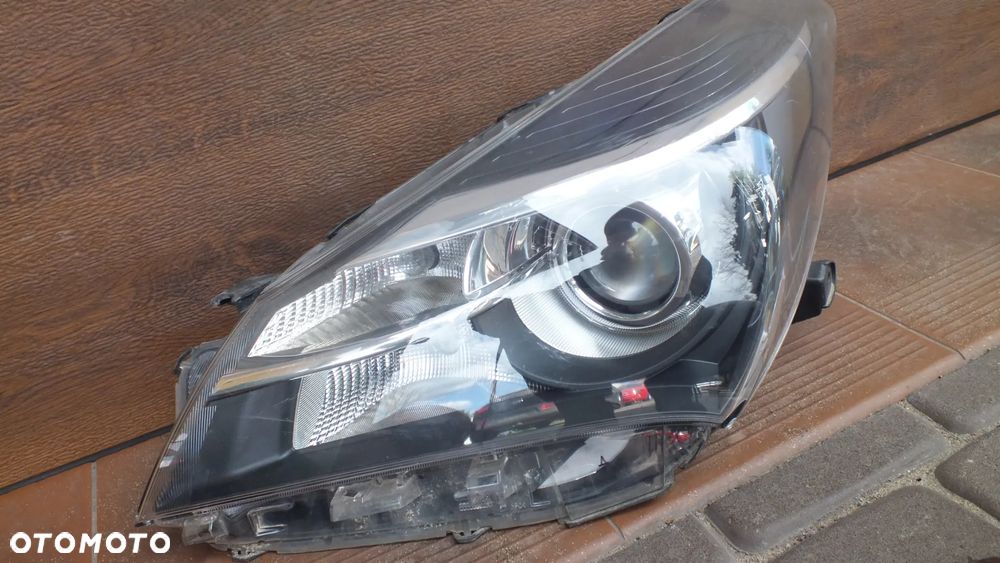 Lampa przednia lewa Toyota Yaris III lift soczewka - 2