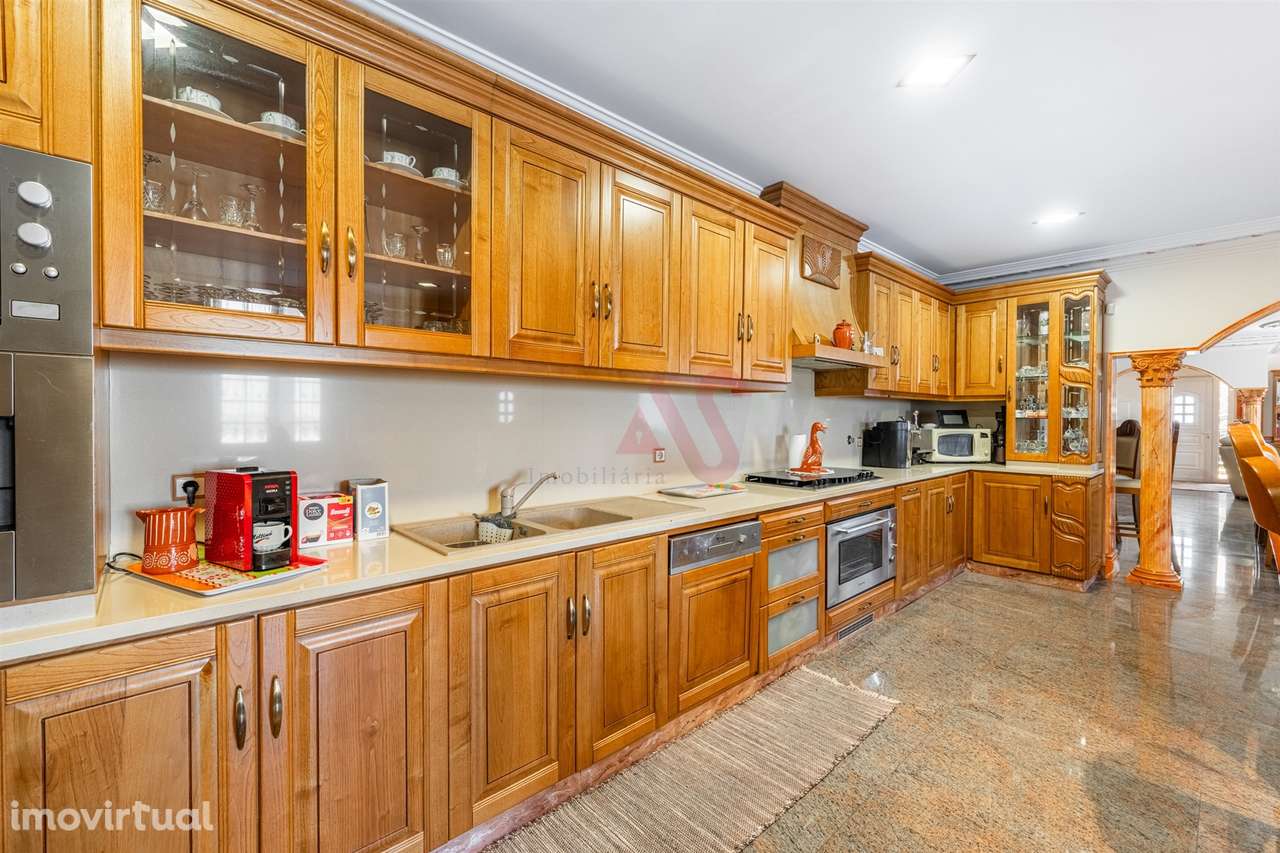 Moradia Exclusiva com 6 Suítes, Jardim e Piscina em Vilar de Ferreiros - Grande imagem: 5/47