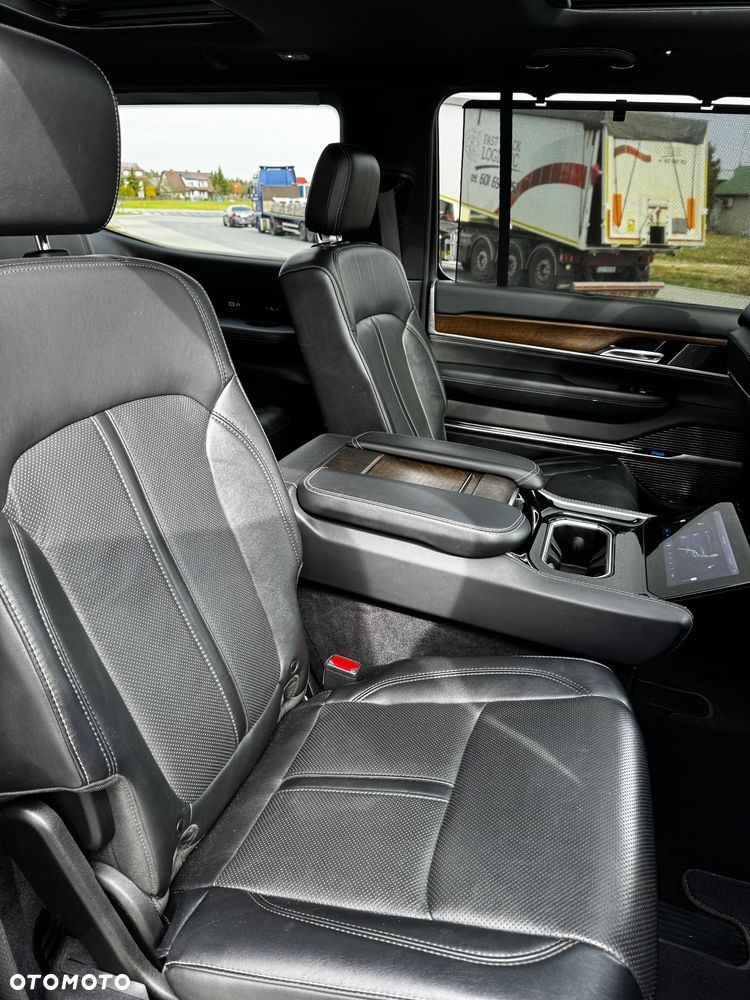 Jeep Grand Wagoneer - 16