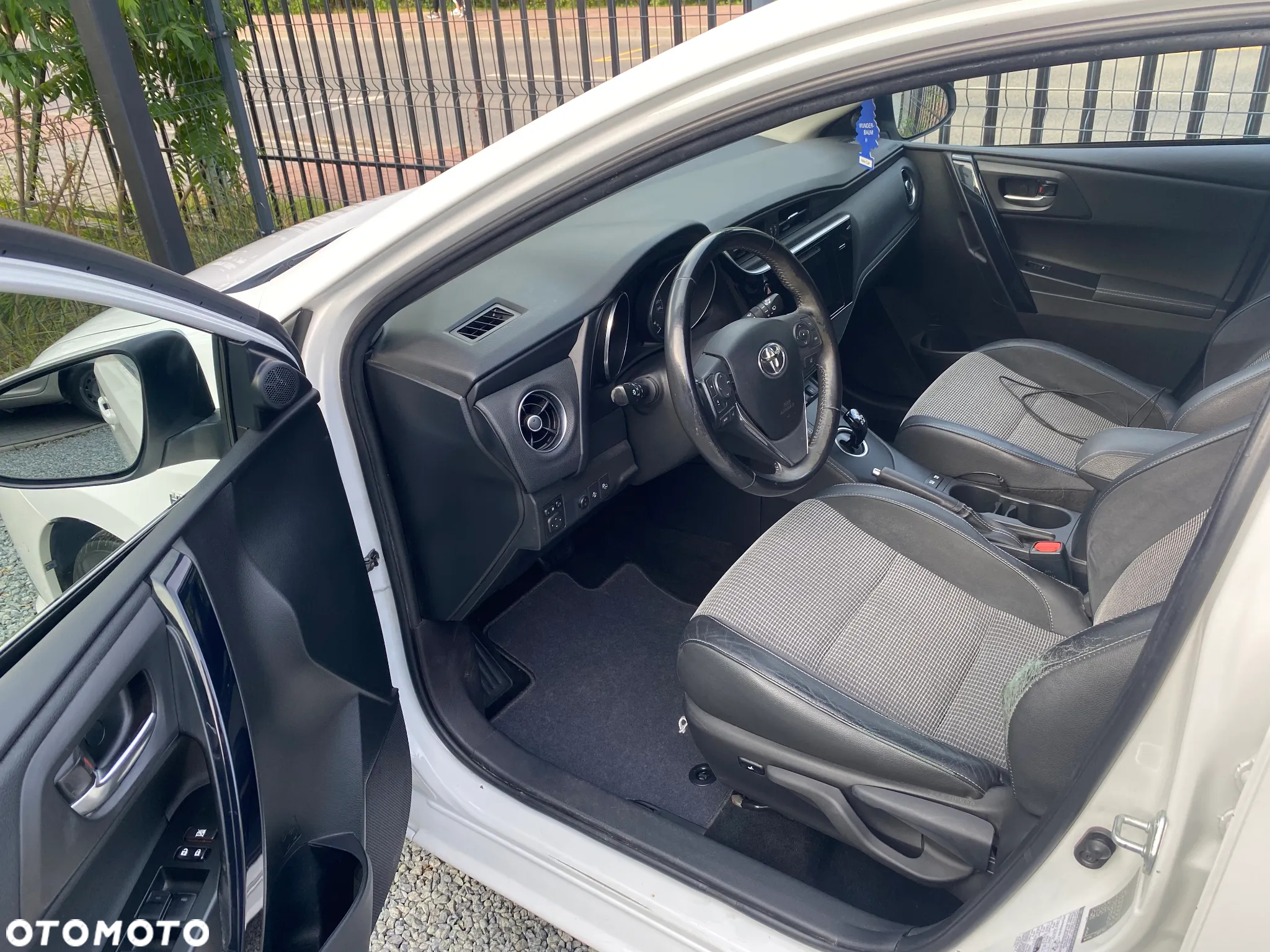 Toyota Auris Hybrid 135 Prestige - 8