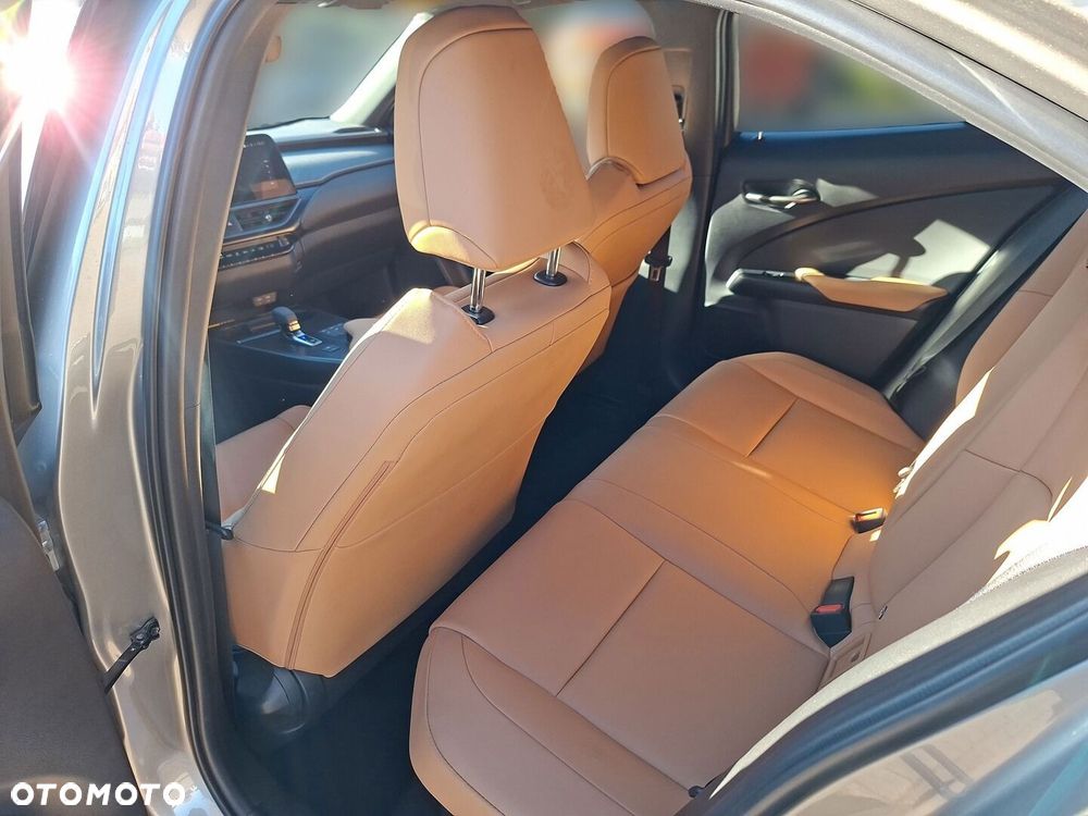 Lexus UX 2025