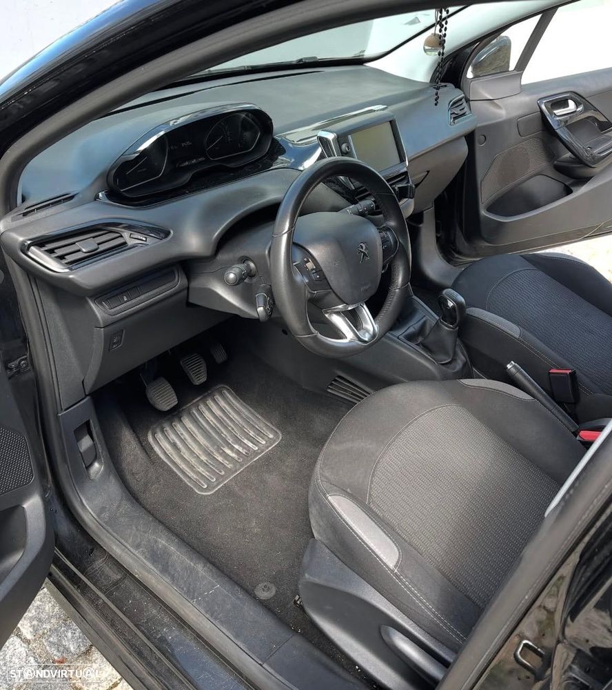 Peugeot 208 - 8