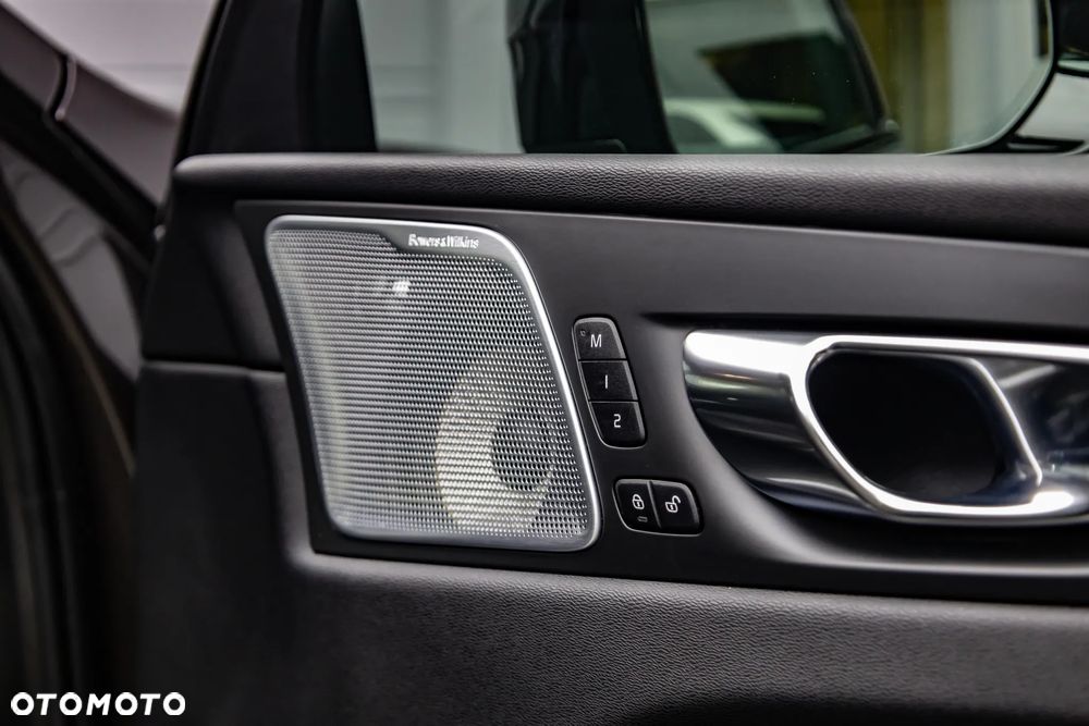 Volvo XC 60 T8 Plug-In Hybrid AWD R-Design - 33