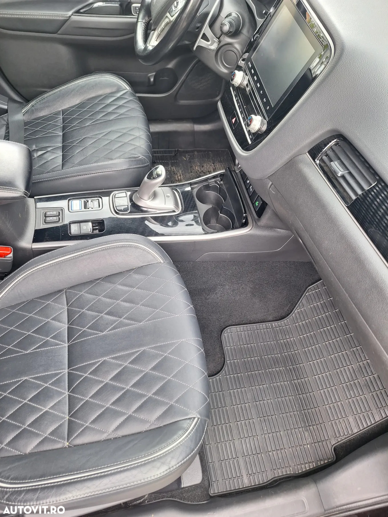 Mitsubishi Outlander 2.4 4WD Plug-In Hybrid Top - 16