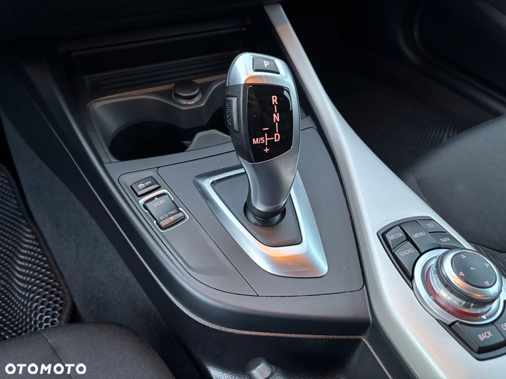 BMW Seria 1 120i - 12