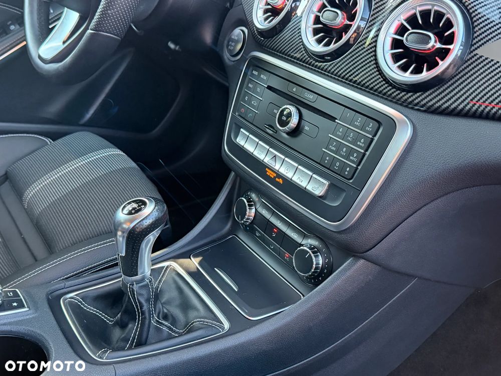 Mercedes-Benz GLA 180 UrbanStyle Edition - 27