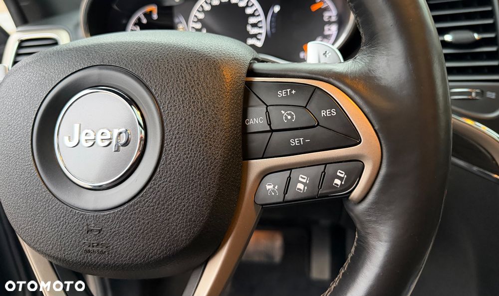 Jeep Grand Cherokee - 32