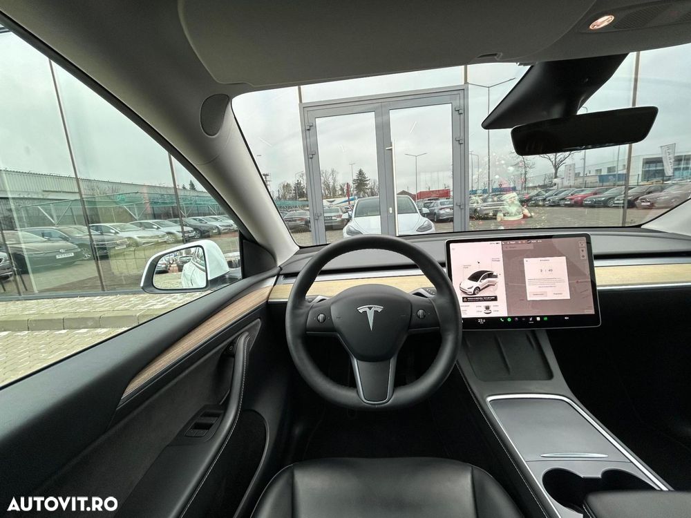 Tesla Model Y Long Range Dual Motor AWD - 11