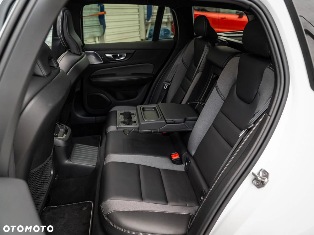 Volvo V60 T8 AWD Recharge Geartronic RDesign - 35