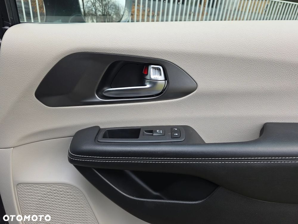 Chrysler Pacifica - 34