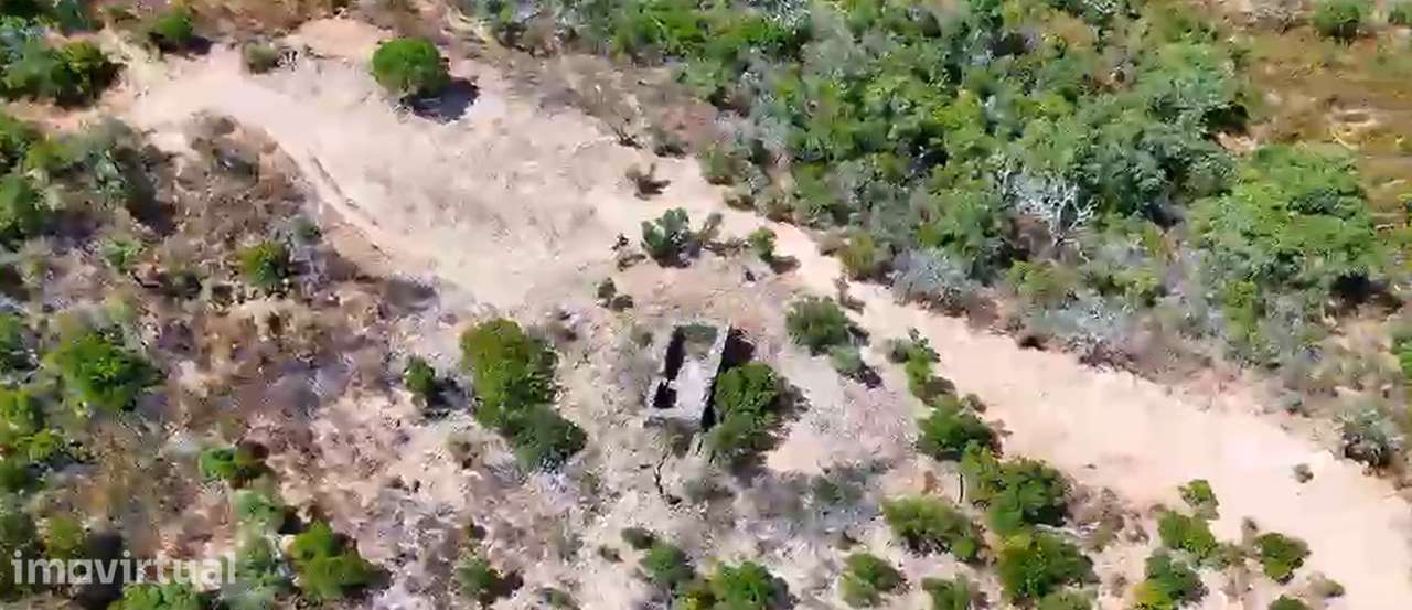 Terreno em Pé de Erva, com Ruína e Potencial de Construção, a 10 min - Grande imagem: 2/16