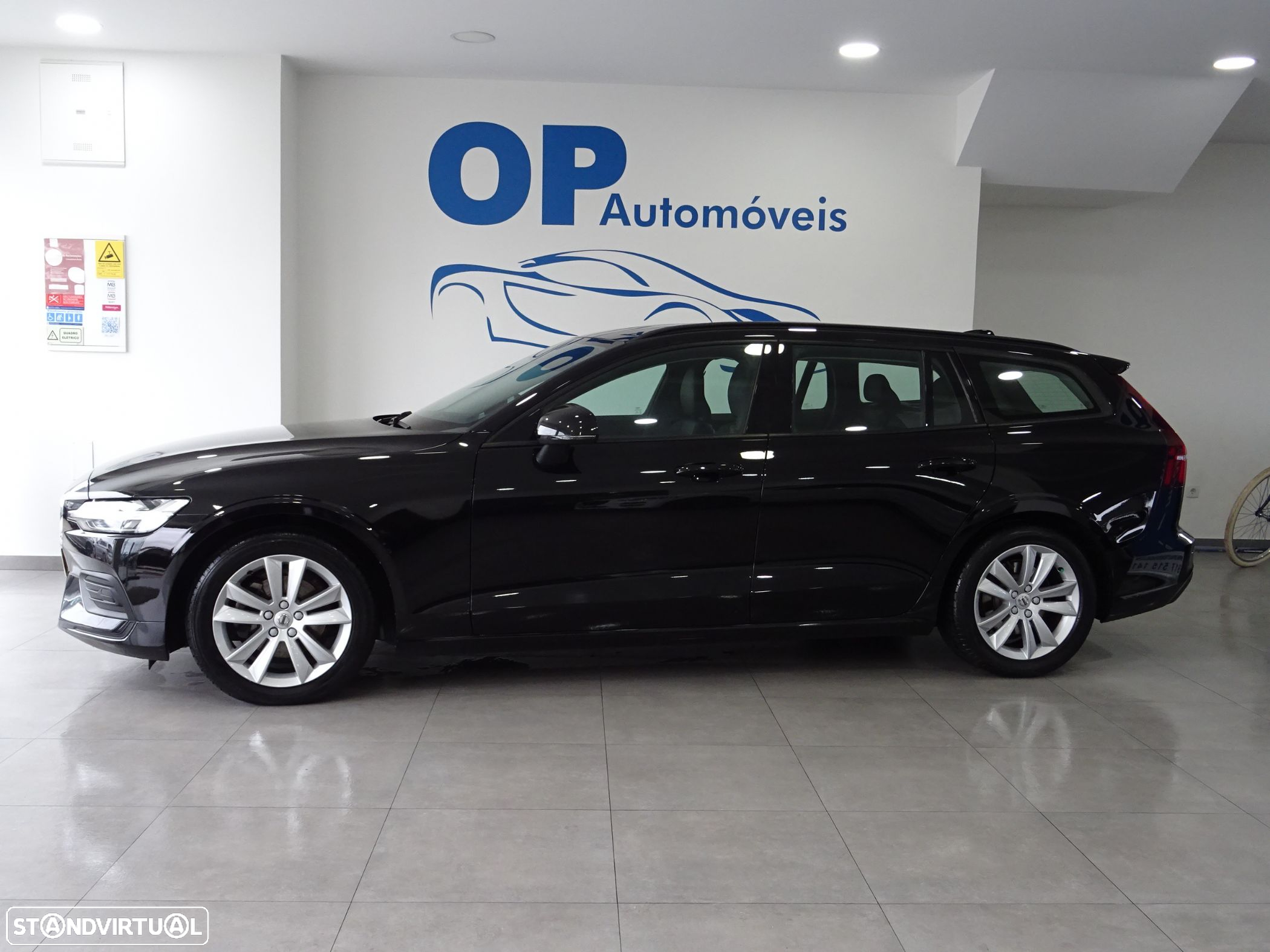 Volvo V60 2.0 D3 Momentum - 4