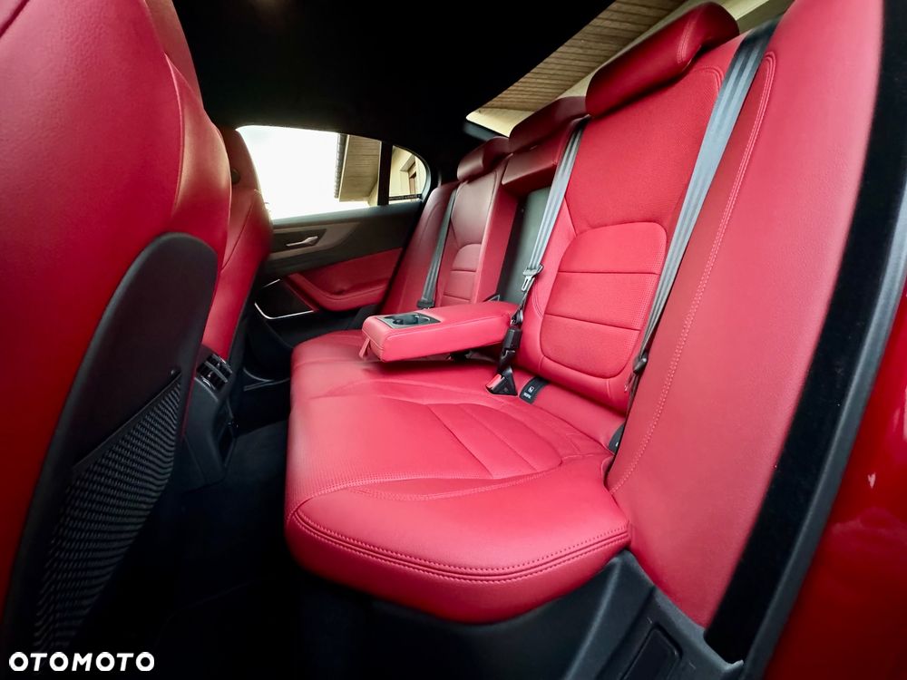 Jaguar XE D200 R-Dynamic SE - 15