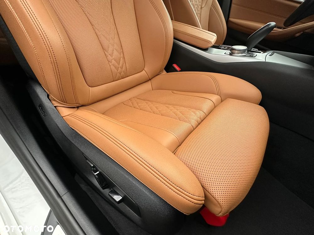 BMW Seria 5 520d xDrive - 23