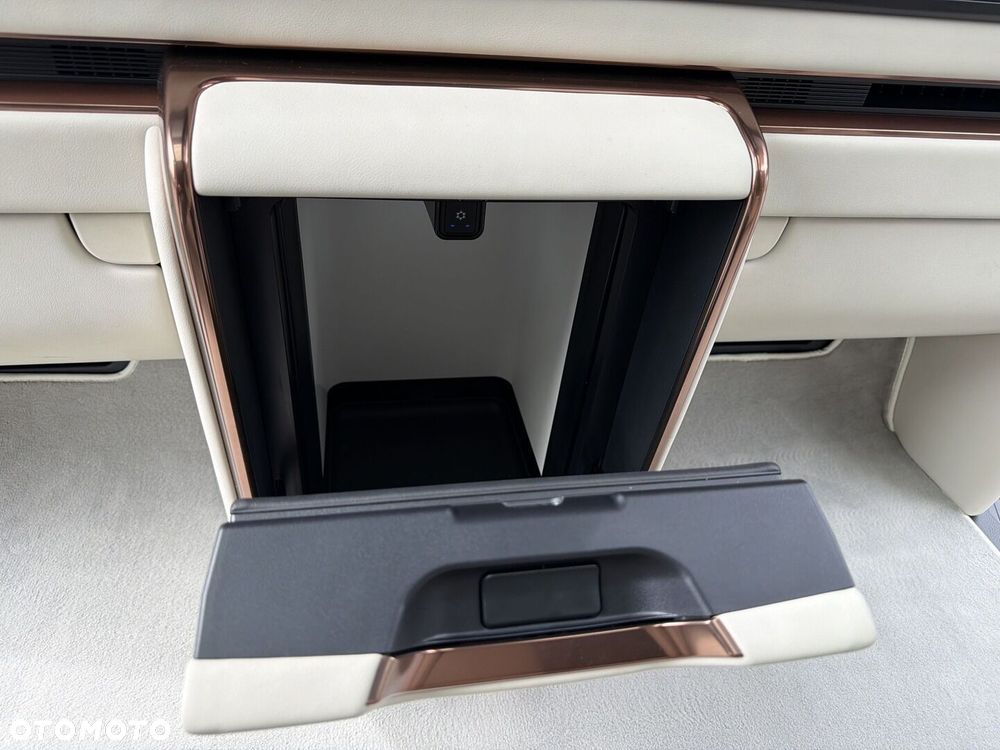 Lexus LM - 26