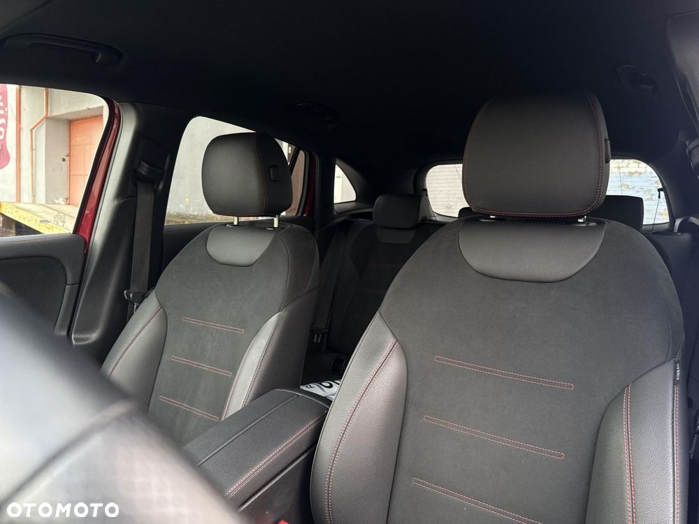 Mercedes-Benz GLA - 13