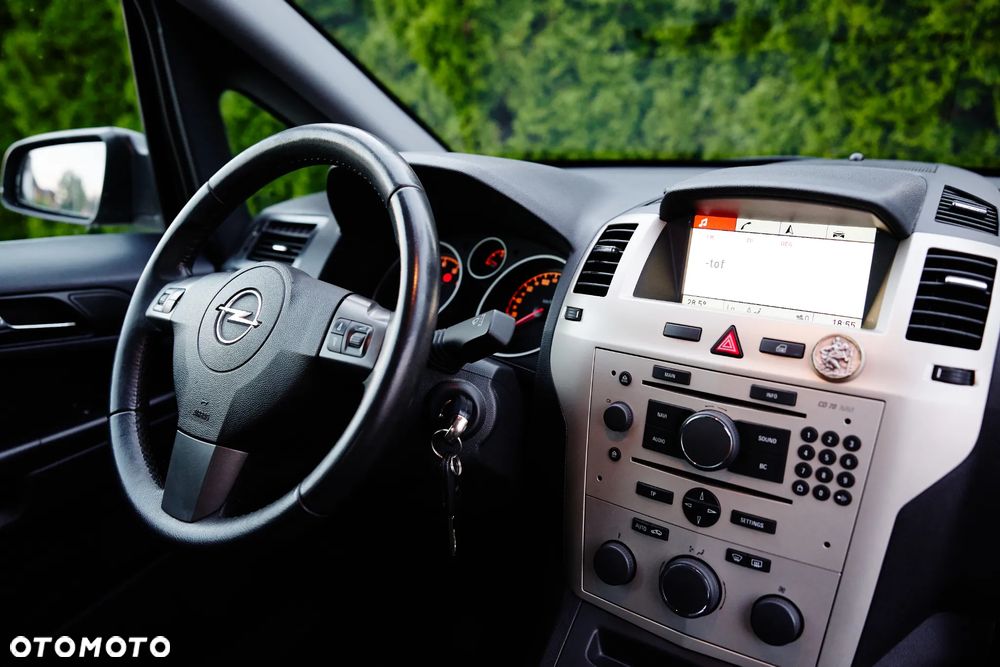 Opel Zafira 1.8 Cosmo - 24