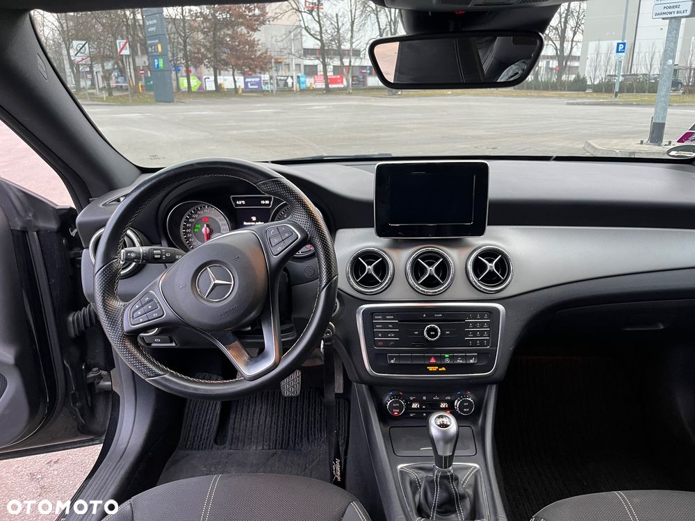 Mercedes-Benz CLA 180 Peak Edition - 23