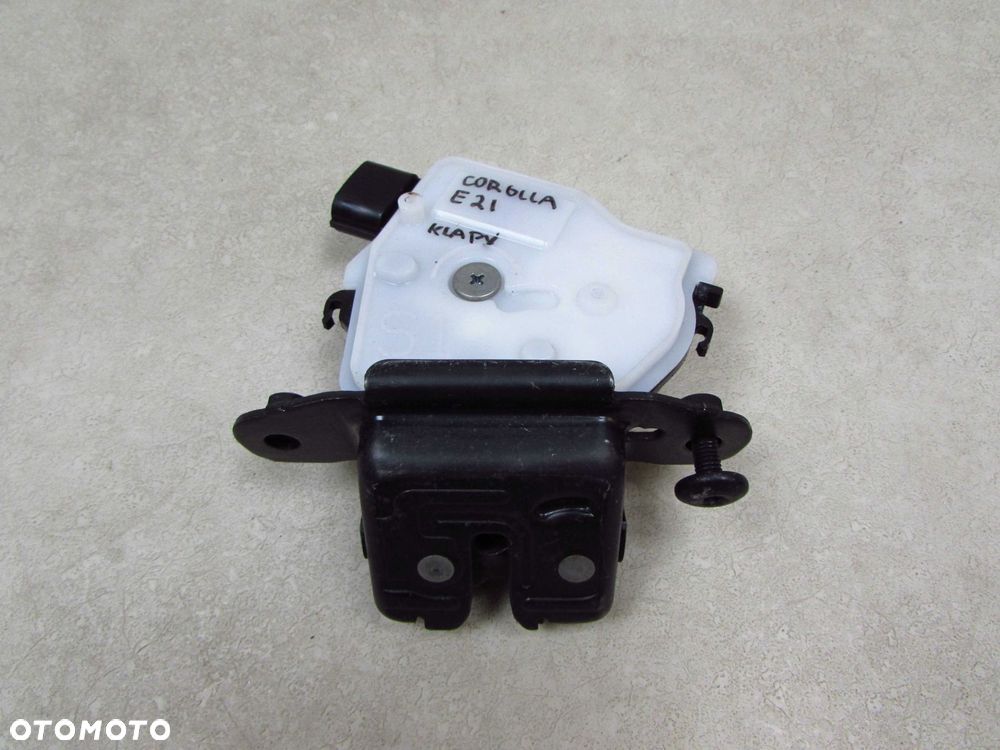 TOYOTA COROLLA E21 XII HB 19-23 ZAMEK KLAPY BAGAZNIKA TYL - 1