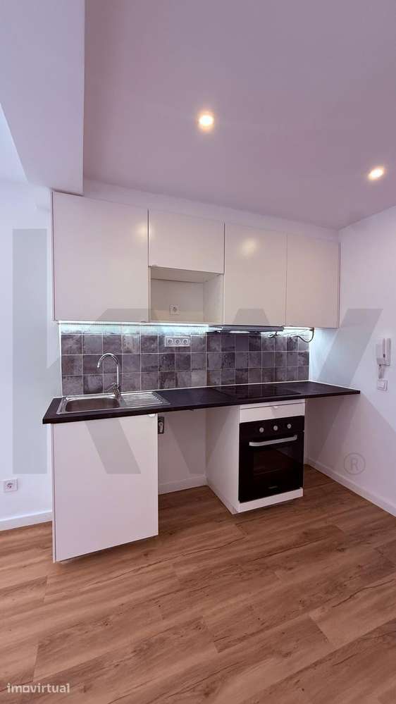 Design Moderno e Espaço Inteligente: T2 Totalmente Remodelado na Bura - Grande imagem: 5/20