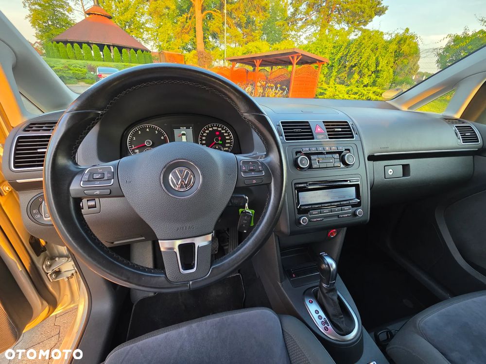 Volkswagen Touran - 11