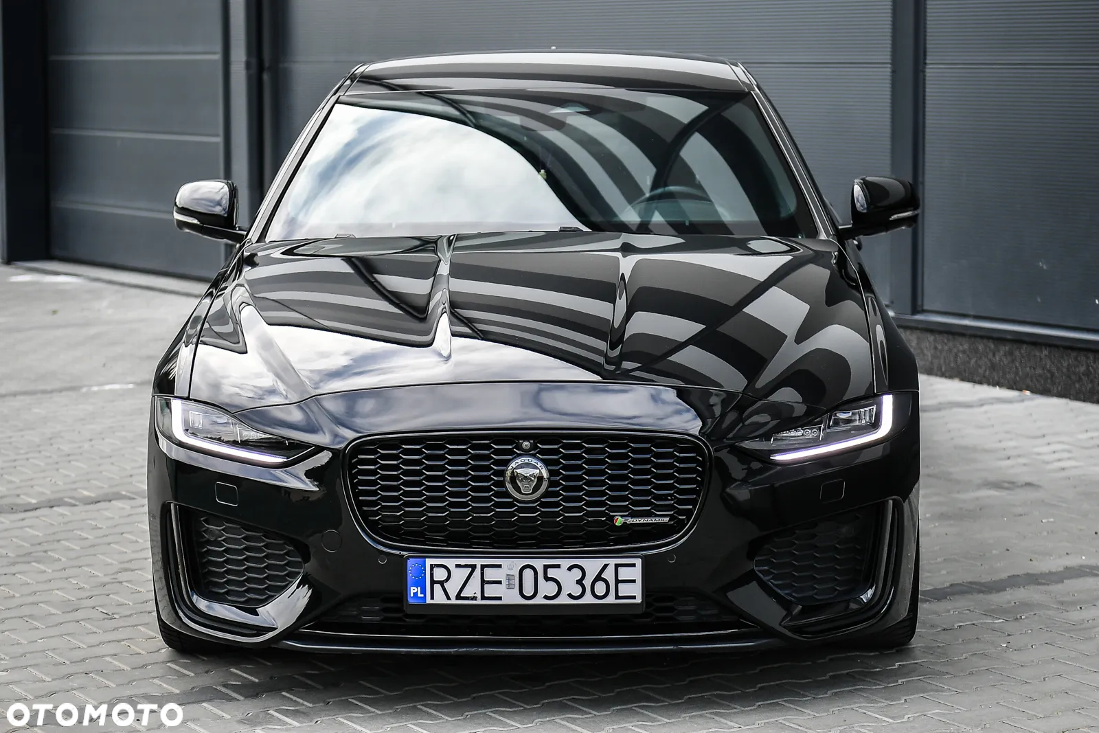 Jaguar XE 2.0 D180 R-Dynamic S - 6