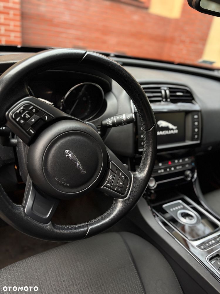 Jaguar XE 2.0 T Pure - 12