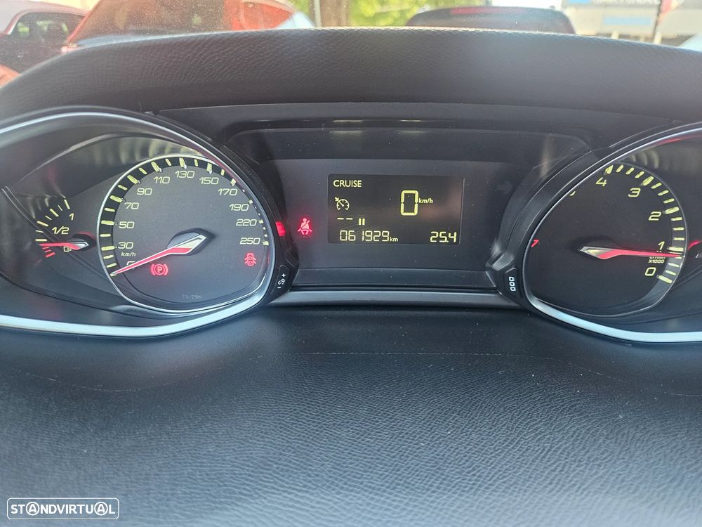 Peugeot 308 1.2 PureTech Allure Pack — fotografia 21