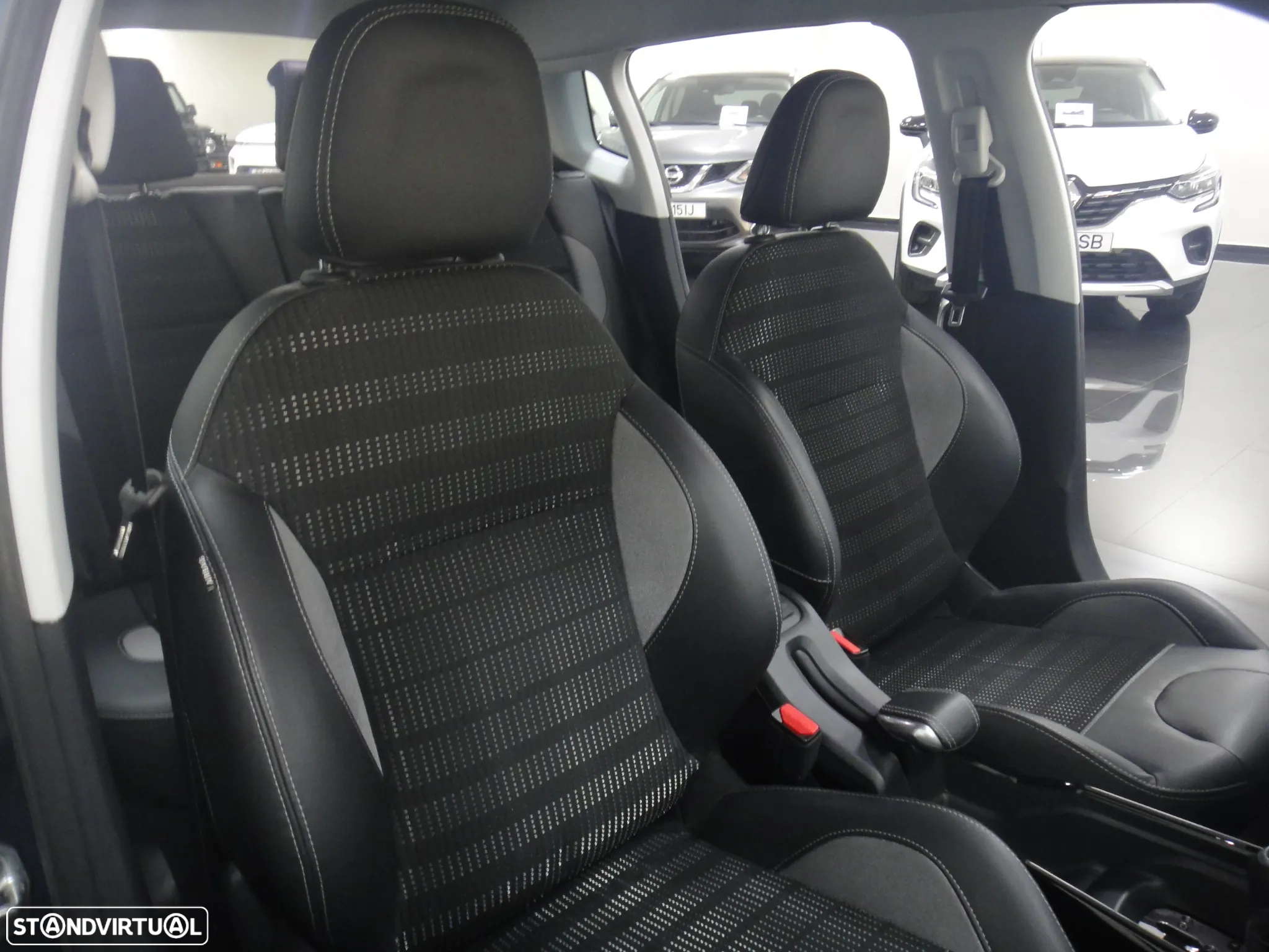 Peugeot 2008 1.2 PureTech Allure EAT6 - 19
