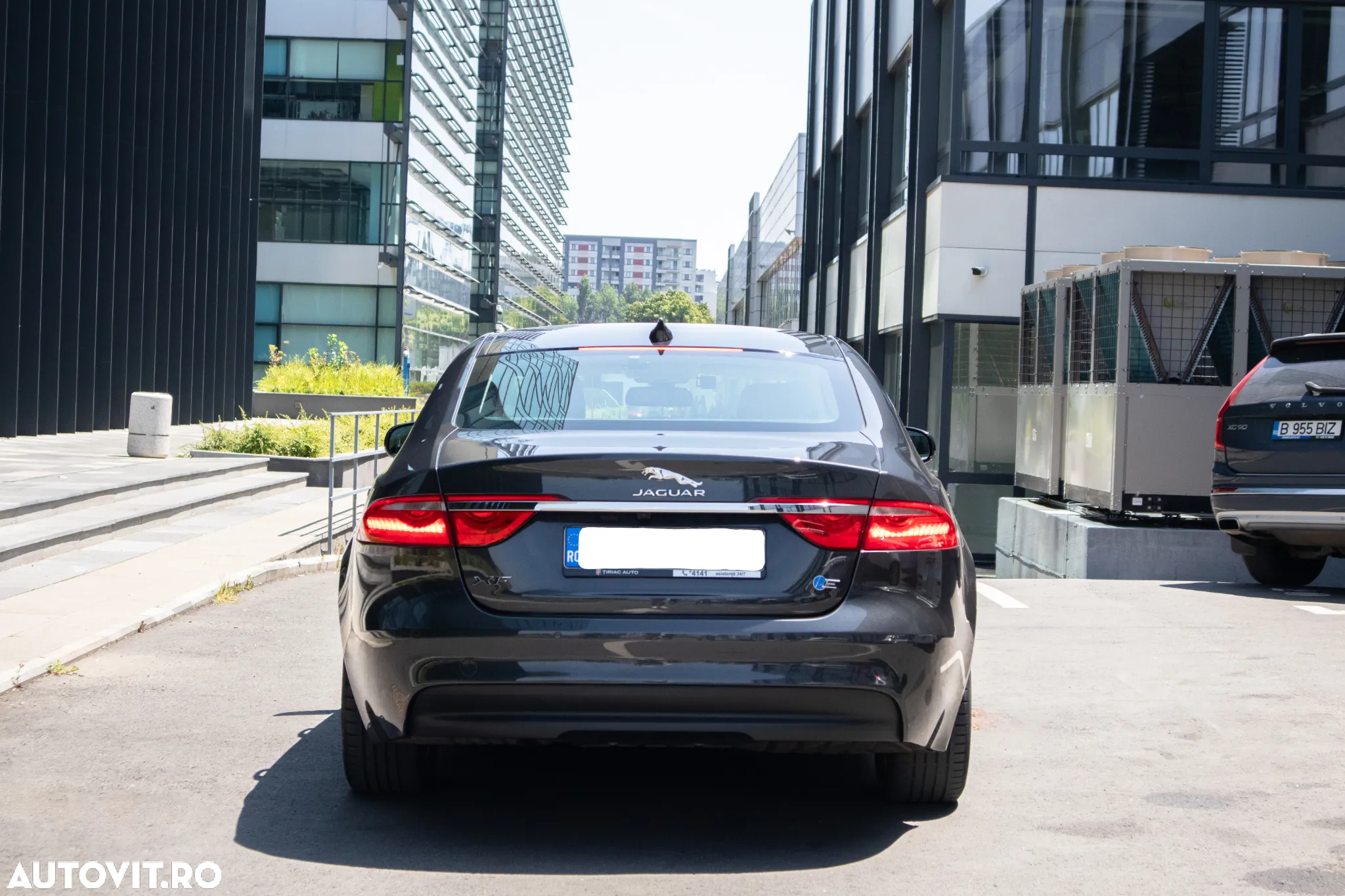 Jaguar XF 20d RWD E-Performance Portfolio - 4