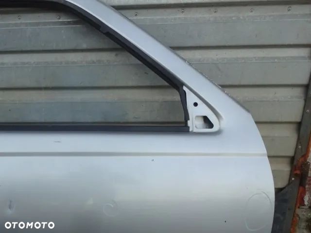 NISSA NAVARA D22 DRZWI PRAWE - 2